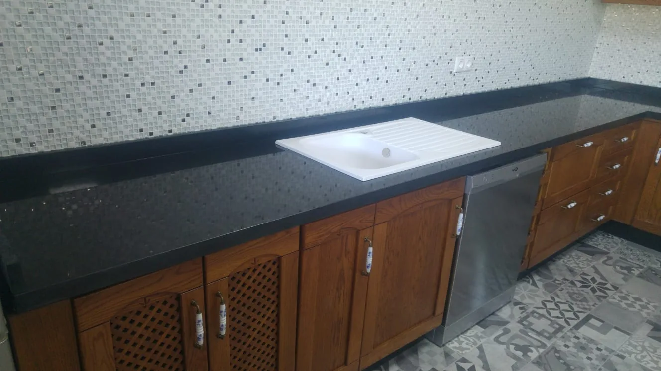 Cocina con acabado negro realizada por Mármoles Torres