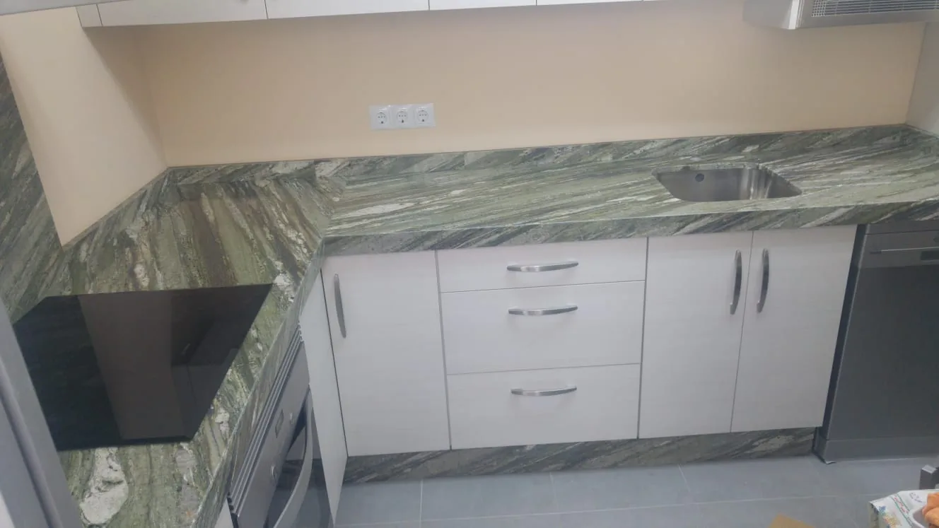 Cocina con encimera clara realizada por Mármoles Torres