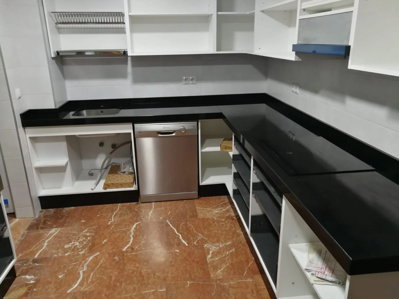 Superficie blanca a medida realizada por Mármoles Torres