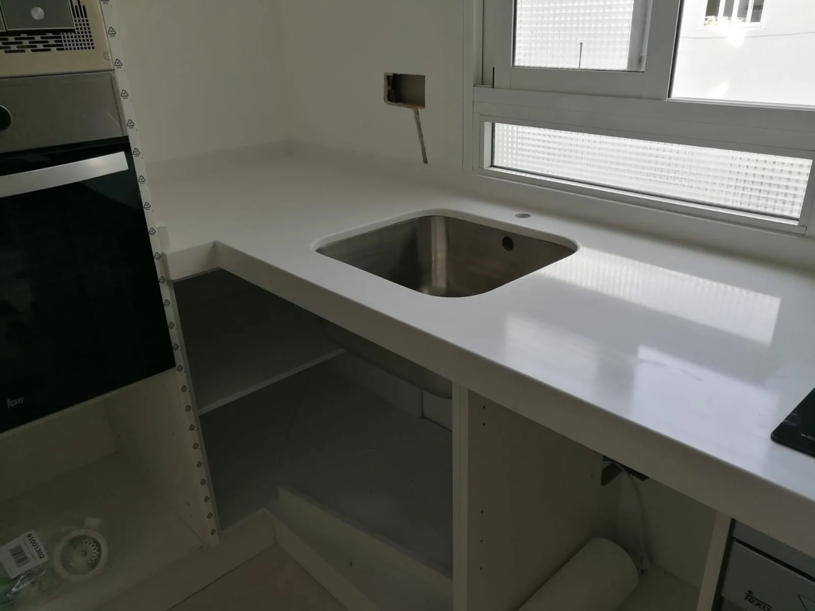 Cocina con tonos azules realizada por Mármoles Torres